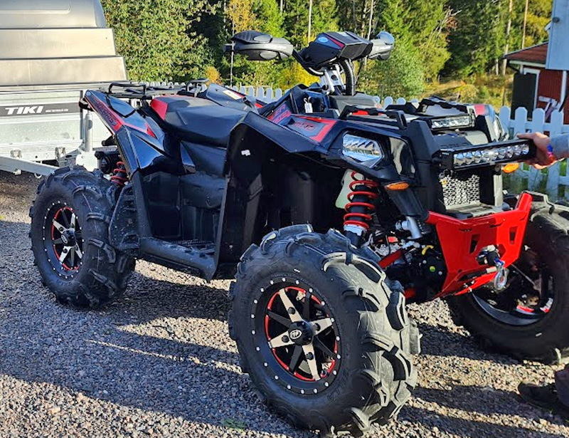 Fyrhjuling Polaris Scrambler XP 1000 S stulen utanför Askersund