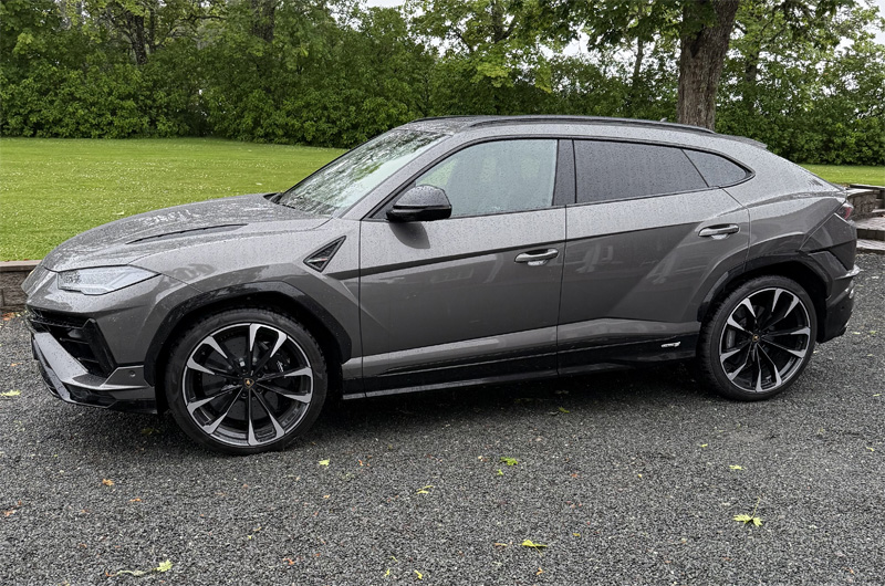 Grå metallic Lamborghini Urus S stulen i Habo nordväst om Jönköping