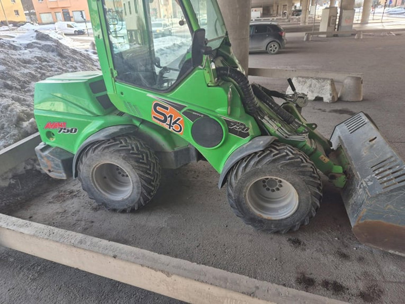 Grön kompaktlastare Avant 750 stulen i Vega, Haninge