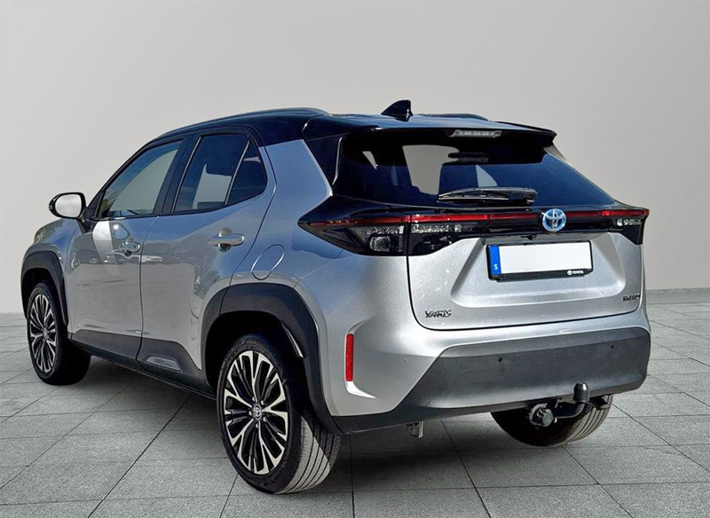 Silvermetallic Toyota Yaris Cross Hybrid Style Edition stulen i Solna