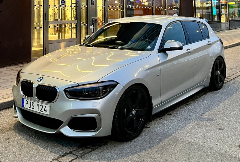 Silvermetallic BMW M140i stulen i Barkarbystaden Järfälla