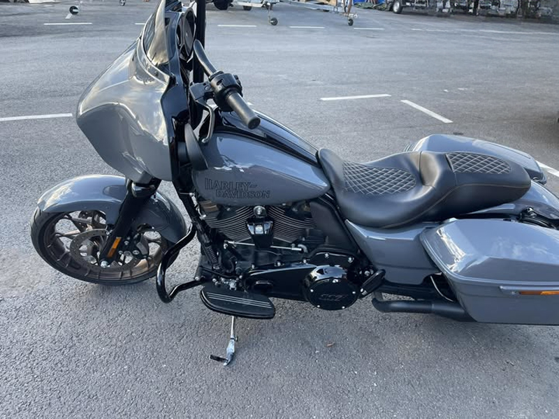 Grå Harley Davidson Street Glide ST stulen i Sollentuna