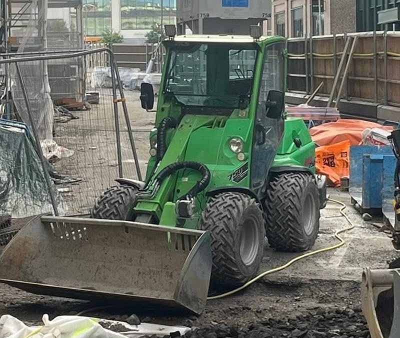 Grön kompaktlastare Avant 750 stulen i Vega, Haninge