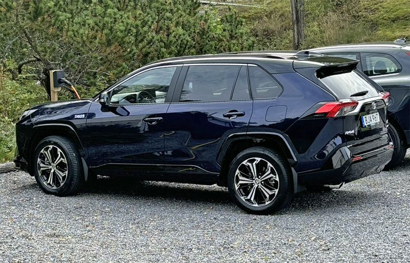 Svensk mörkblå metallic Toyota RAV4 Plug In Hybrid stulen i Calpe norr om Alicante, Spanien