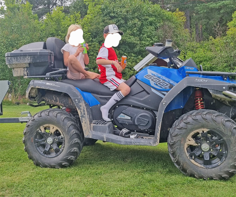 Blå fyrhjuling CFMoto CForce 600 stulen i Enhörna nordväst om Södertälje