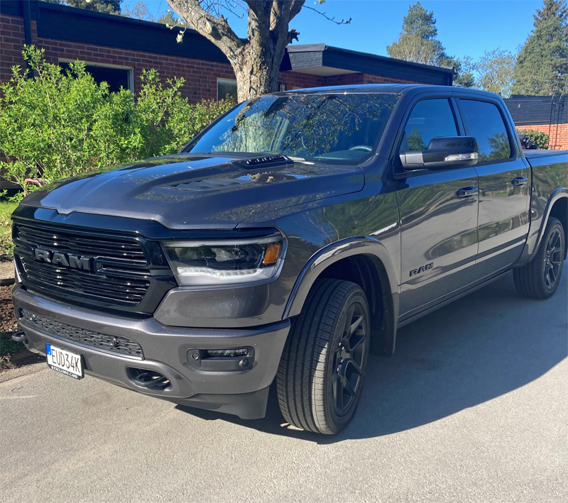 Mörkgrå metallic RAM 1500 Crew Cab Laramie Night Edition stulen i Sundbyberg