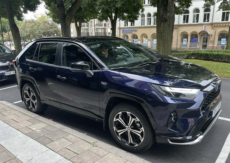 Mörkblå metallic Toyota RAV4 Plug In Hybrid stulen i Tuve, Göteborg