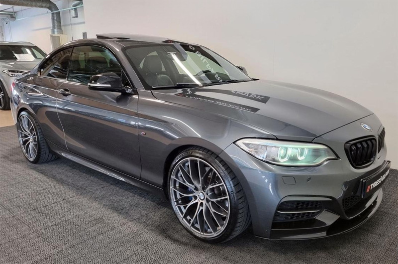 Grå metallic BMW M235i Coupe stulen utanför Bälinge norr om Uppsala