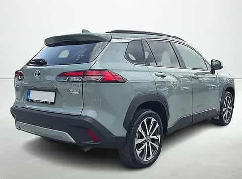 Grön Toyota Corolla Cross Hybrid AWD stulen i Solna