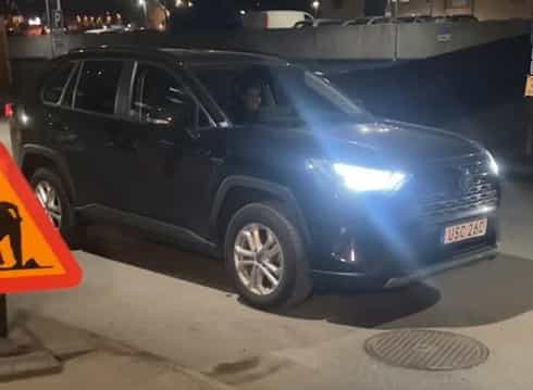 Svart Toyota RAV4 Hybrid AWD stulen i Brunnby Vik, Upplands Väsby norr om Stockholm