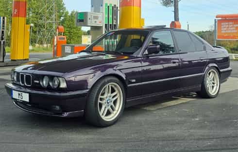 Daytonaviolett BMW M5 3,8 E34 stulen i Bro mellan Stockholm och Enköping