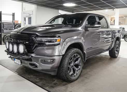 Mörkgrå RAM 1500 Crew Cab Night Edition stulen i Osby