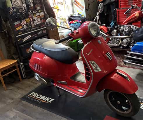 Röd Vespa GTS Super 300  stulen efter sjukdomsfall mellan Kungsängen och Stäket
