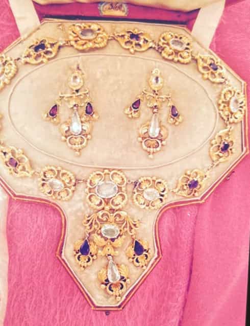 Smycken värda stora belopp stulna vid åldringsbrott i Stockholm