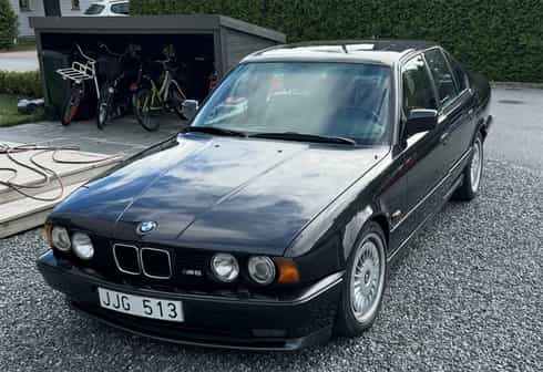 Svart BMW M5 E34 stulen i Solna