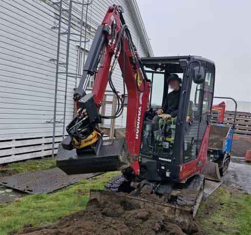 Röd minigrävare Yanmar SV19 stulen i Mölndal, Göteborg