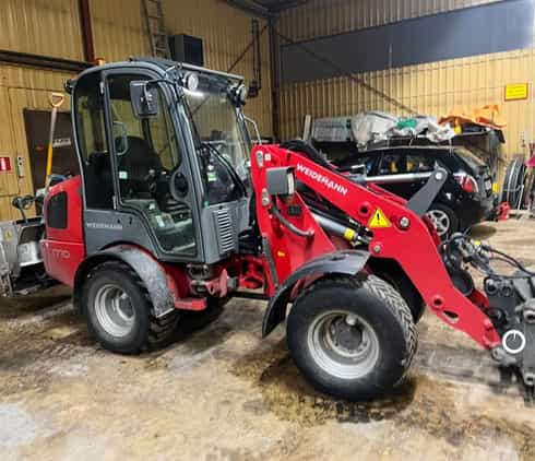 Röd hjullastare Weidemann 1770 CX50 stulen i Västerås