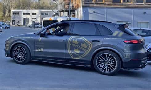 Gråblå metallic Porsche Cayenne S stulen i Bromma, Stockholm