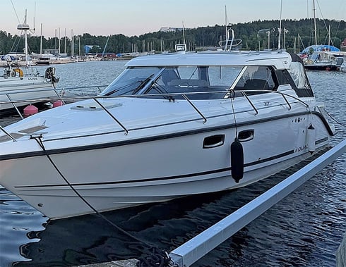 Aquador 28 HT stulen vid Slagsta Marina i Stockholm
