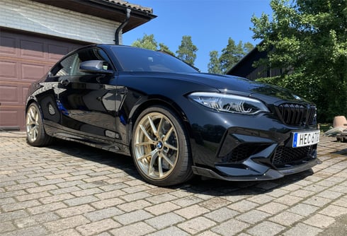 Svart metallic BMW M2 CS stulen i centrala Eskilstuna